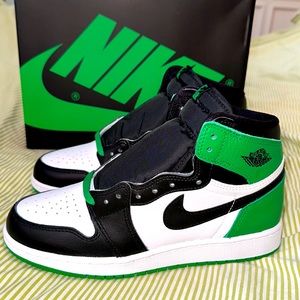 Air Jordan 1 Retro High OG GS. Size 8.5W/7Y & 8W/6.5Y. Black/ Lucky Grren-White.